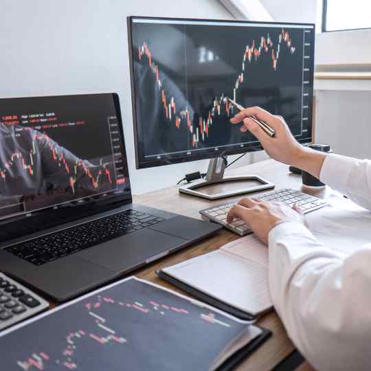 Mercado reage: dólar oscila e bolsa resiste em meio a tarifaço dos EUA
